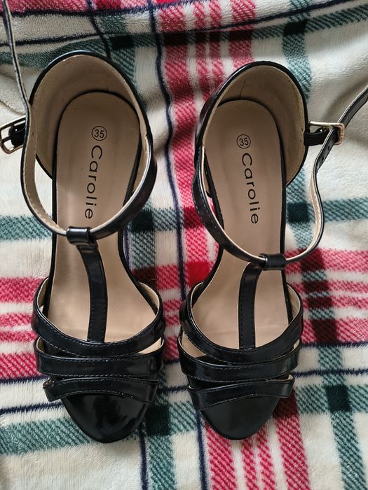 Sandałki na obcasie