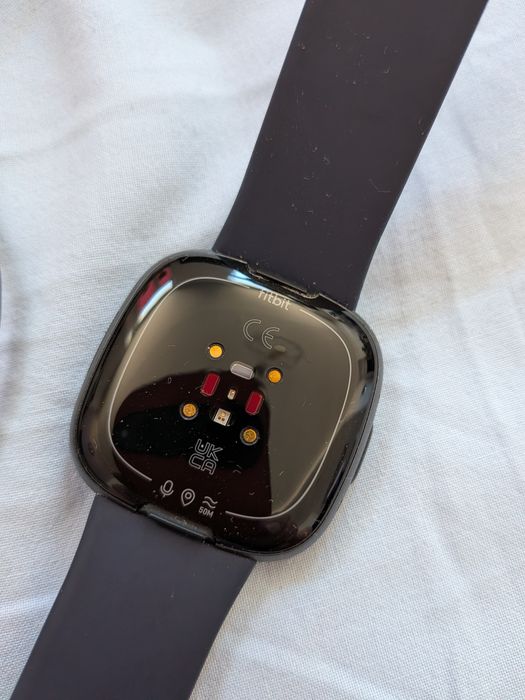 FITBIT Versa 4 Czarny
