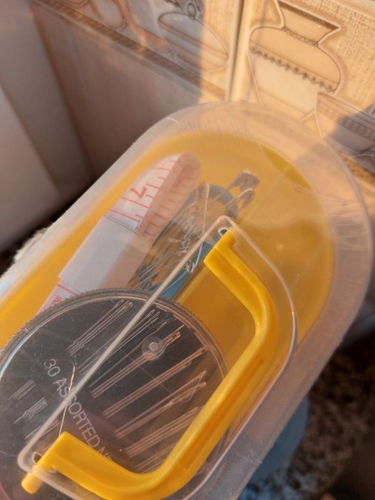 Нитки голки, та застібки.