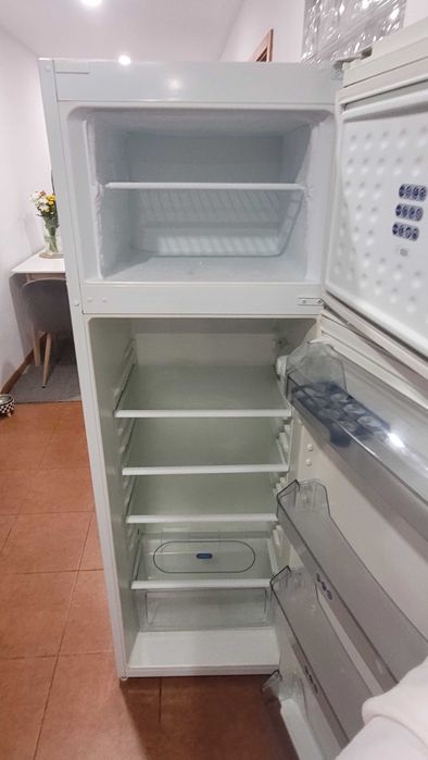 Frigorífico com congelador