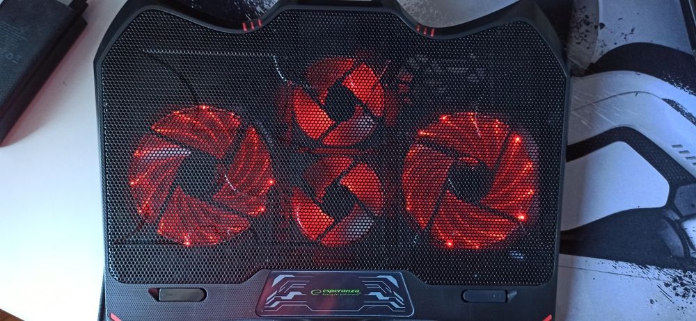 Продам охолоджуючу підставку для ноутбука