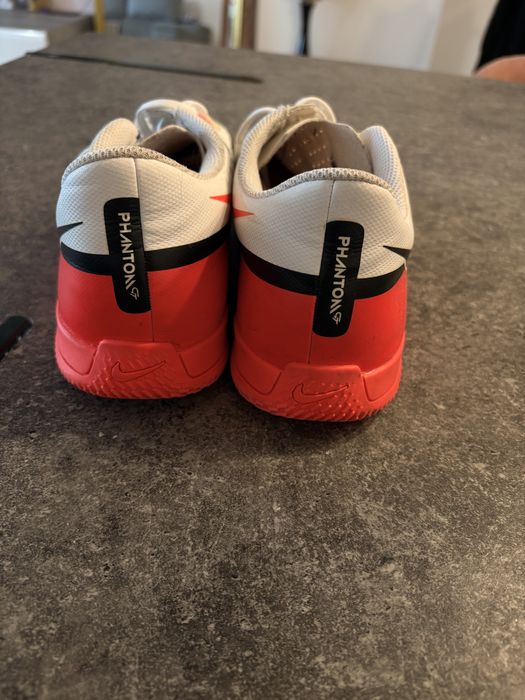 Chuteiras Nike Phantom brancas e laranjas