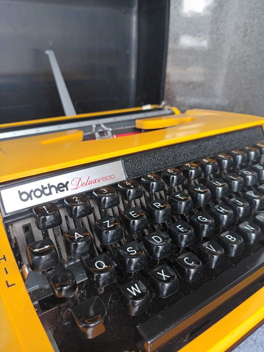 Máquina de escrever Brother Deluxe 800