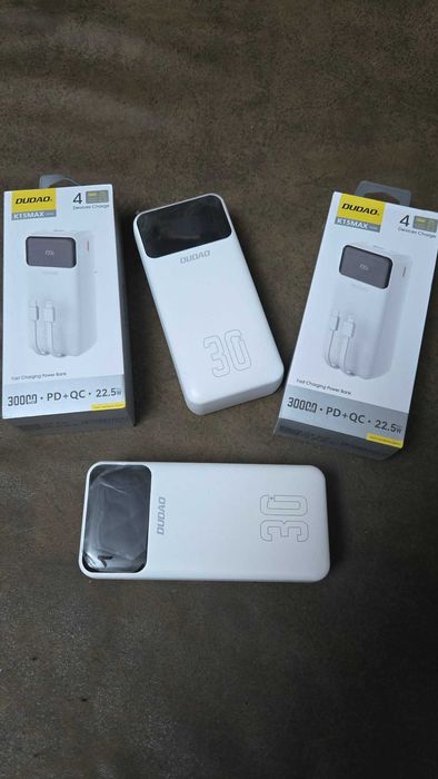 POWERBANK 30000mAh PD22.5W z wbudowanymi kablami USB-C Lighting biały