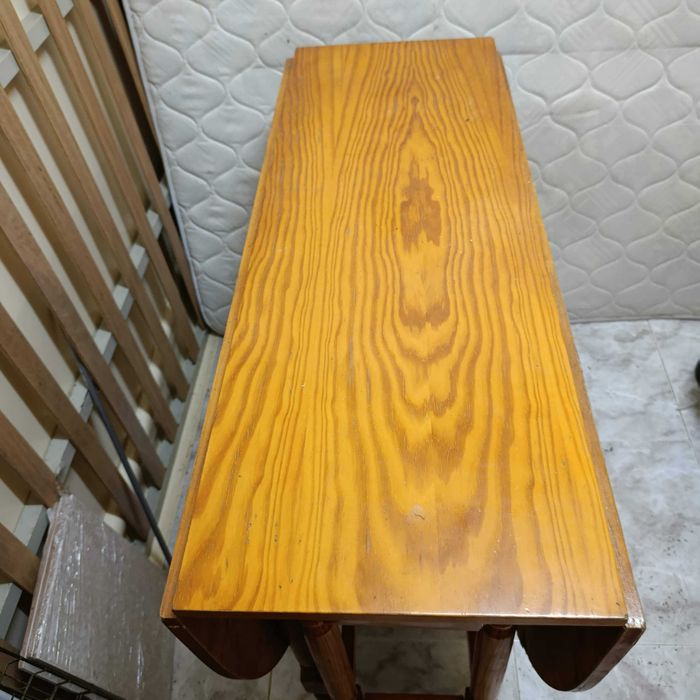 Mesa dobrável ideal para poupar espaço.