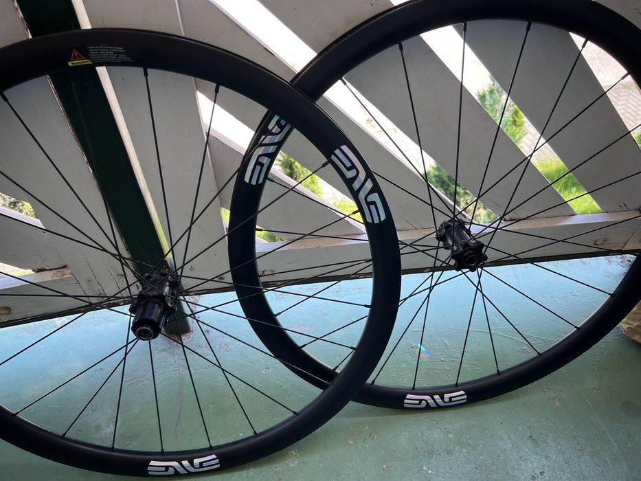 Koła karbonowe 28” 35mm 1600g CSC x ENVE Tribute Edition – 100% fast