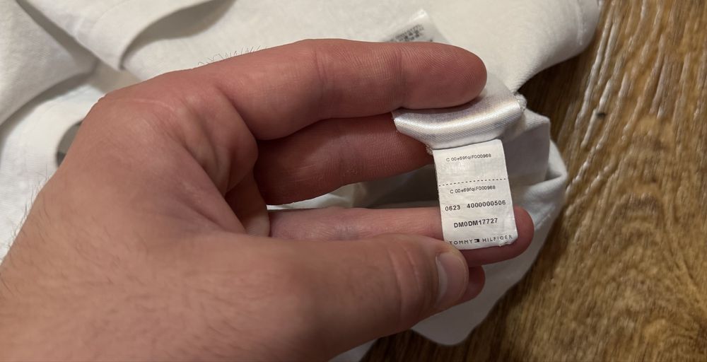 Футболка от Tommy Hilfiger