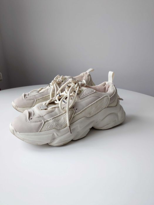 Beżowe sneakersy House 40