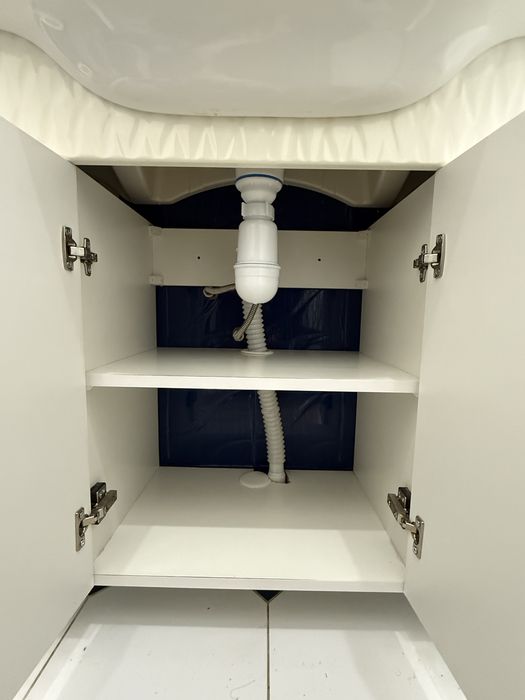 Продам гарнитур для ванны умывальник с тумбой, пенал, зеркало