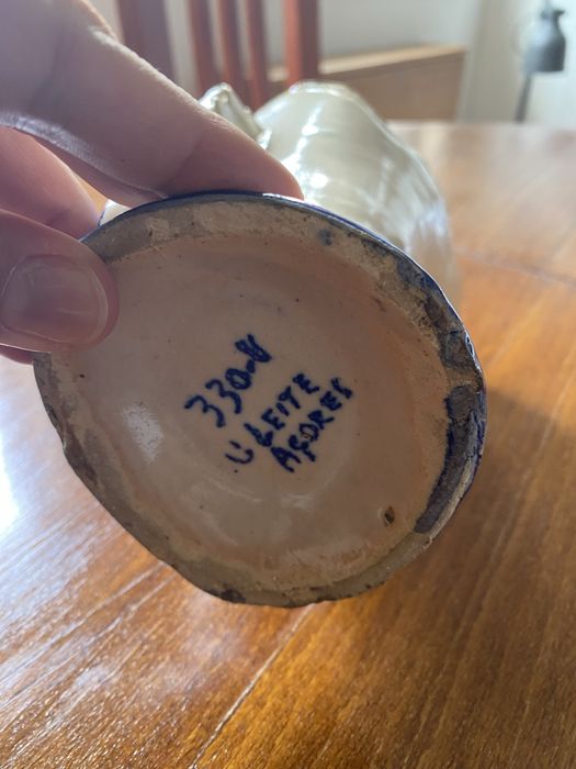 Jarra em cerâmica dos Açores azul e branca, pintada à mão – muito antiga
