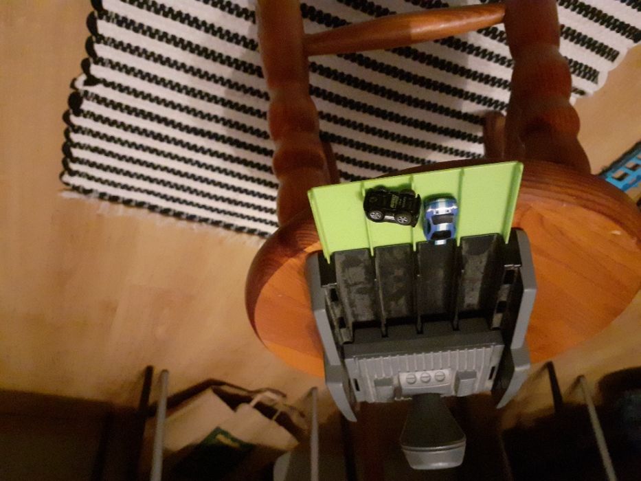 tor z dwoma samochodami