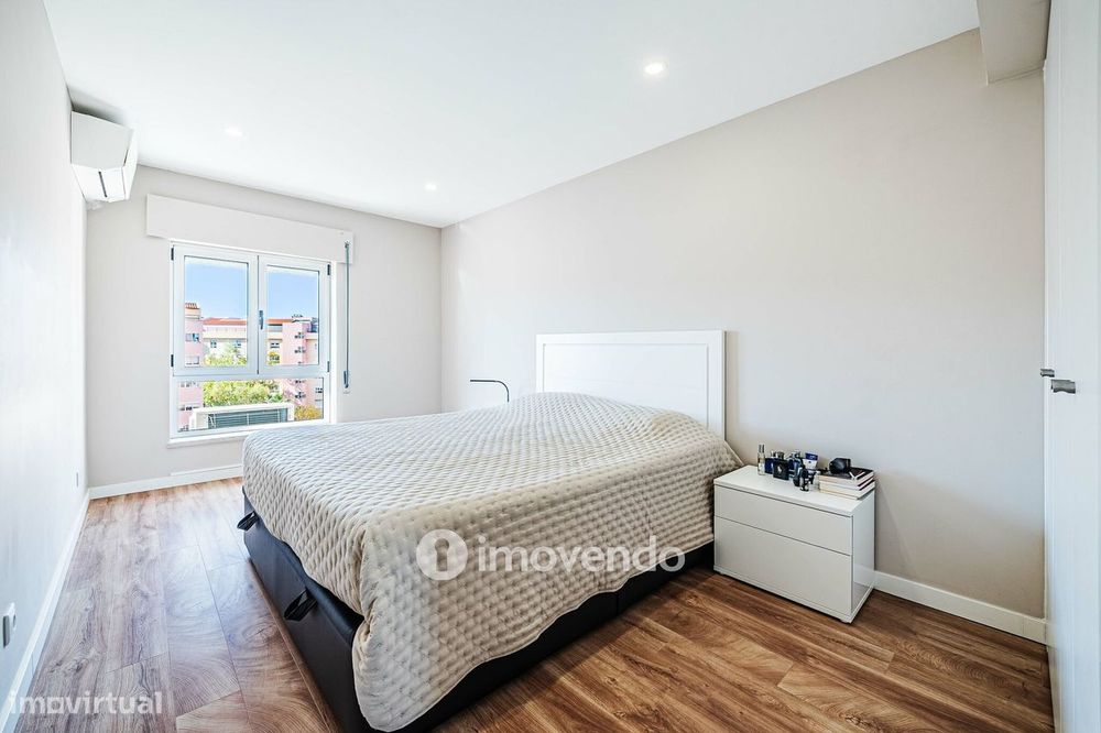 Apartamento T2 com boas áreas e muita luz natural, em Telheiras