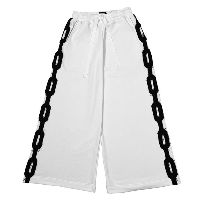 Черные широкие спортивки с глубокими карманами в разных цветах