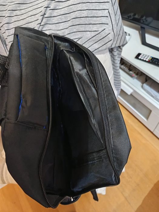 Vendo a mochila preta e azul bom estado
