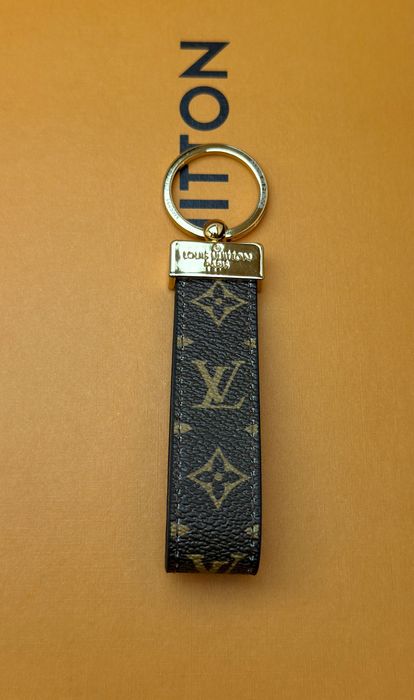 Breloczek brązowy monogram