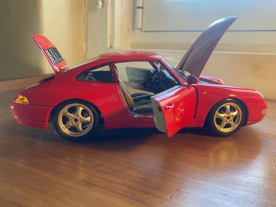 Carro miniatura do Porsche 911 Carrera vermelho - Bburago - Escala 1/18