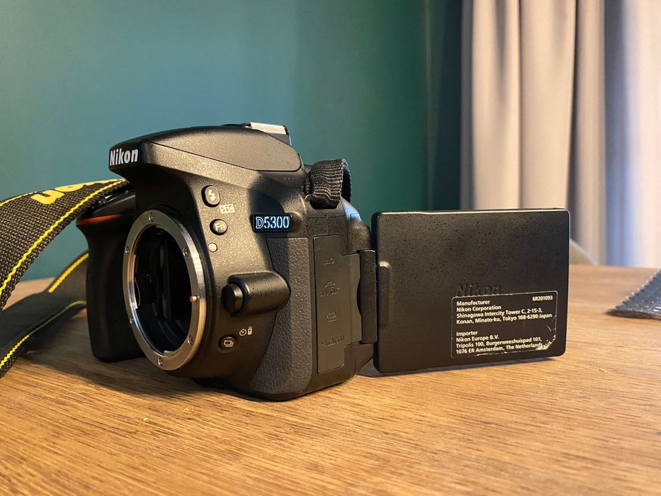 Sprzedam  Nikon D5300 z obiektywami 35mm f/1.8 oraz 18-105