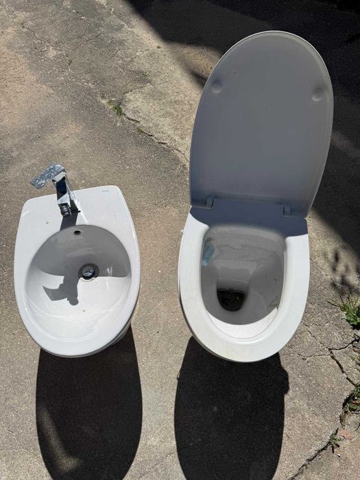 Conjunto de móvel, espelho e sanitários de casa de banho