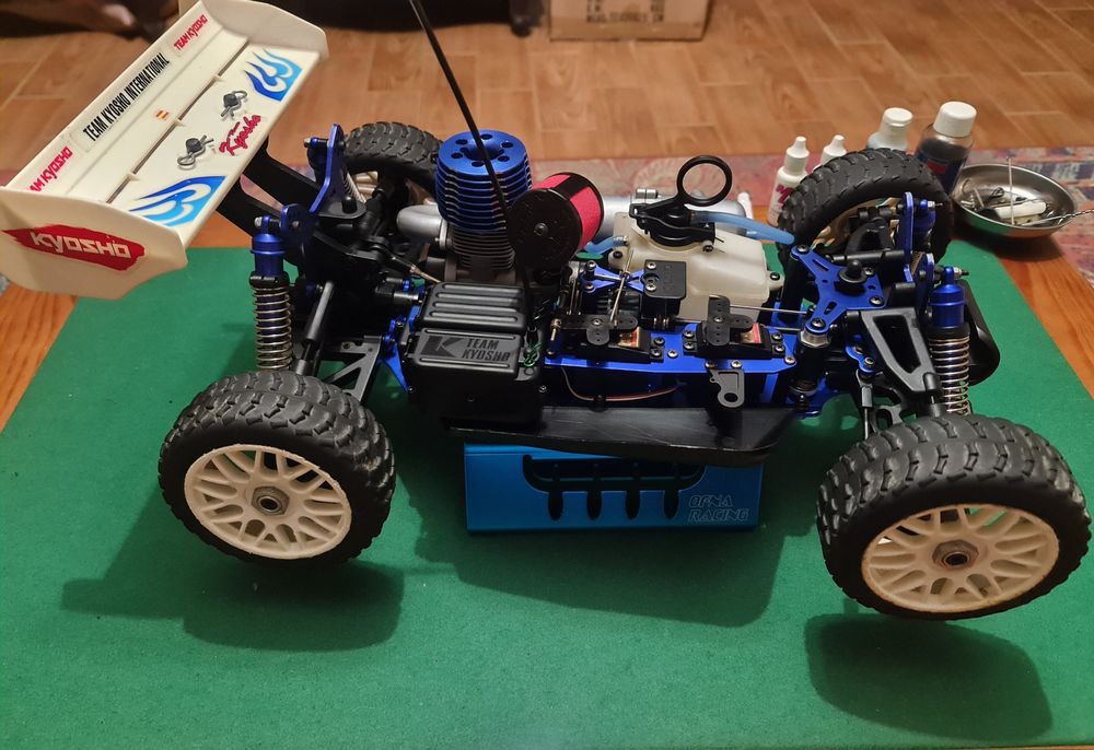 R/C Kyosho Inferno, 4WD escla 1:8