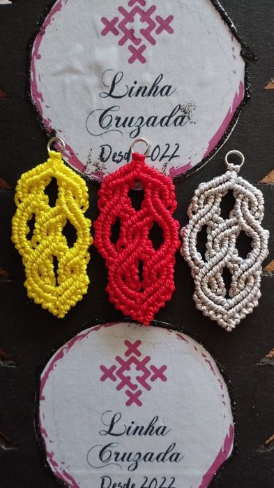 Brincos em macramé