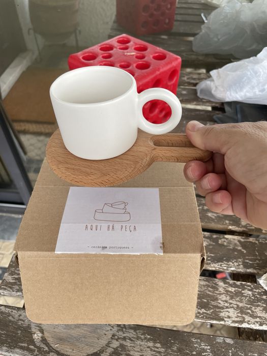 Chavena individual em ceramica branca com pires em madeira