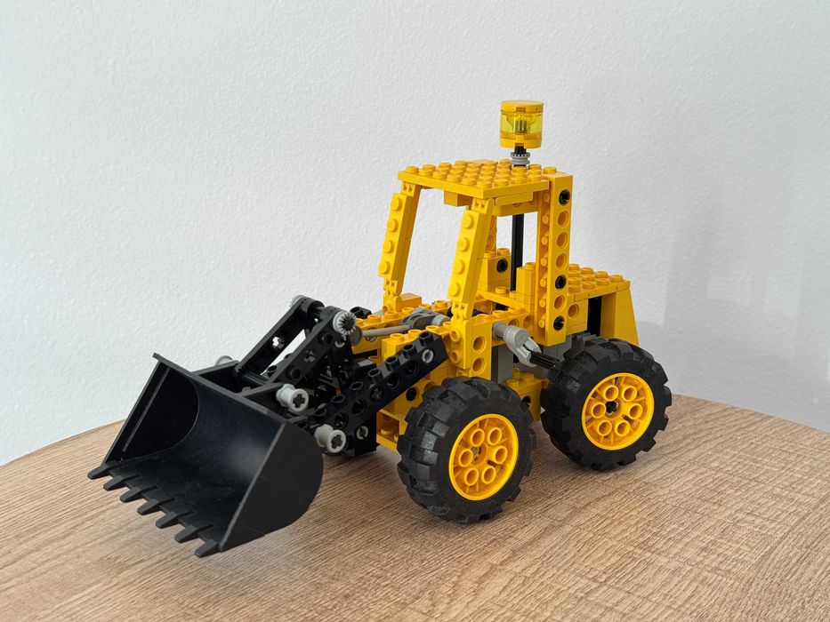 LEGO Technic Model 8828 Front End Loader Koparka 1992 rok 8235