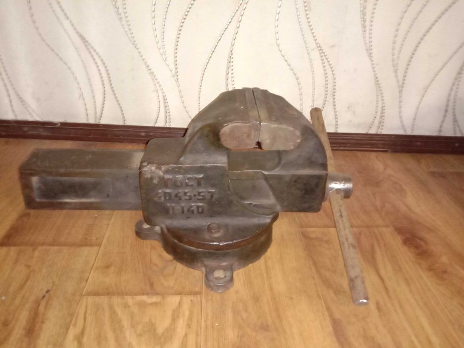 Тиски поворотные губки 14 см времён СССР