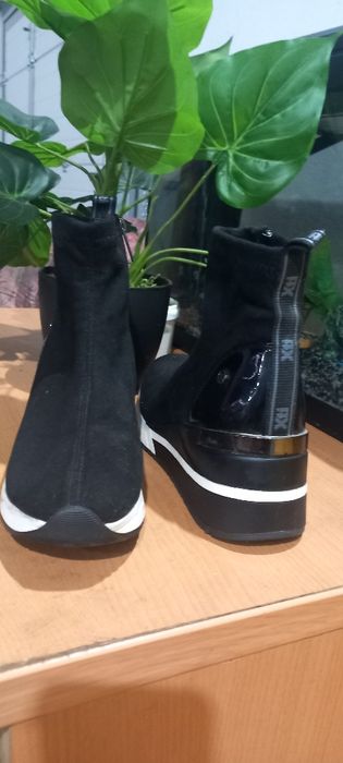 Botas preta marca XTI