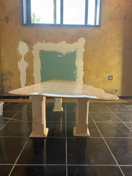 mesa de apoio feita de mármore