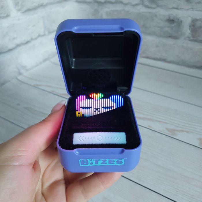 Інтерактивна іграшка з віртуальними цифровими героями Bitzее Spin Mast