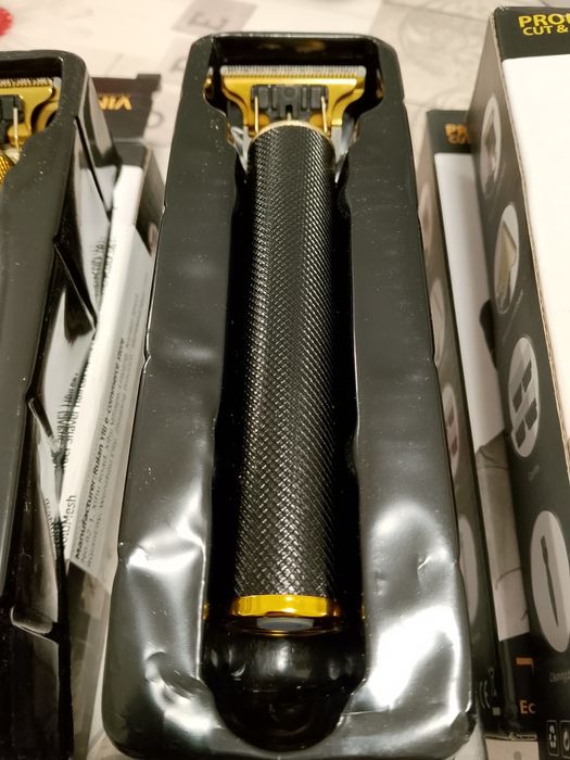 Máquina de cortar cabelo e barba novas