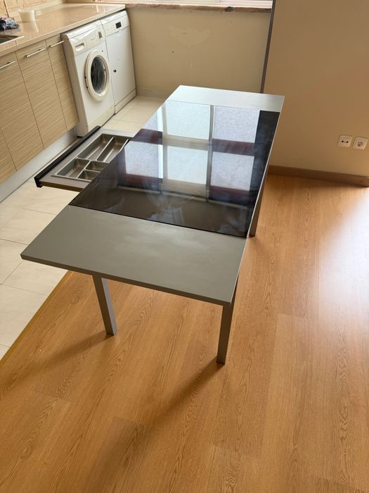 Mesa jantar extensível com gaveta