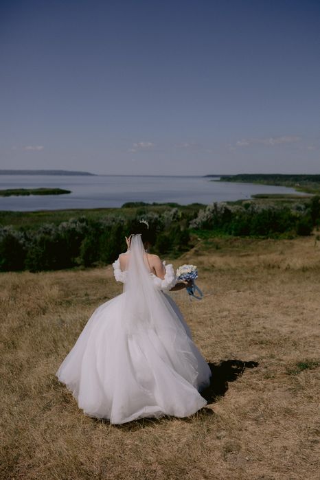Розкішна весільна сукня кольору айворі