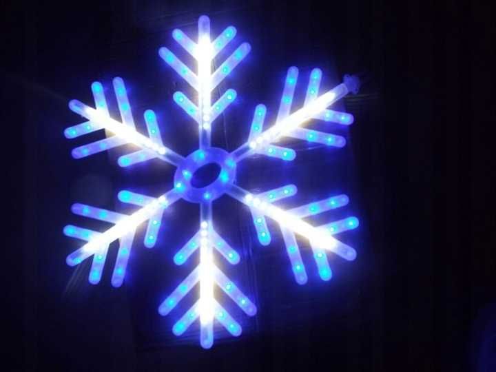 Wisząca ozdoba LED ŚNIEŻYNKA 57 CM biało- niebieska Płatek śniegu