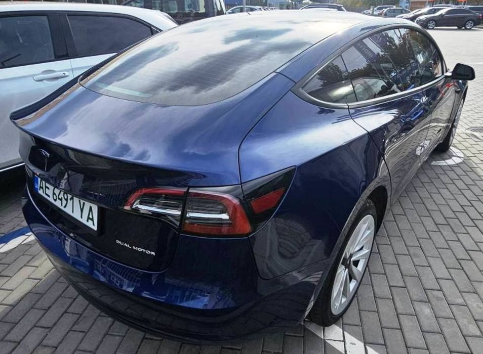 Оренда Tesla model 3