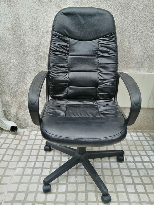 Cadeira de escritório em pele preta