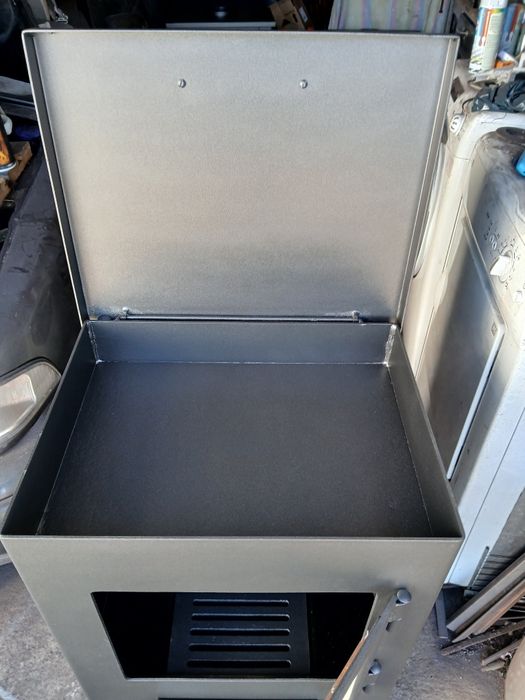 Vendo salamandra a lenha com tampo que abre para cozinhar.  Como nova.