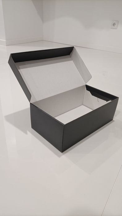 Caixa de cartão preto mate