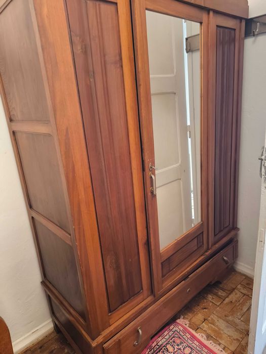 Móveis antigos em bom estado