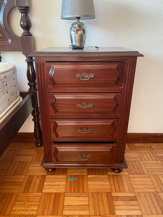 Cama  com colchao e mesa de cabeceira