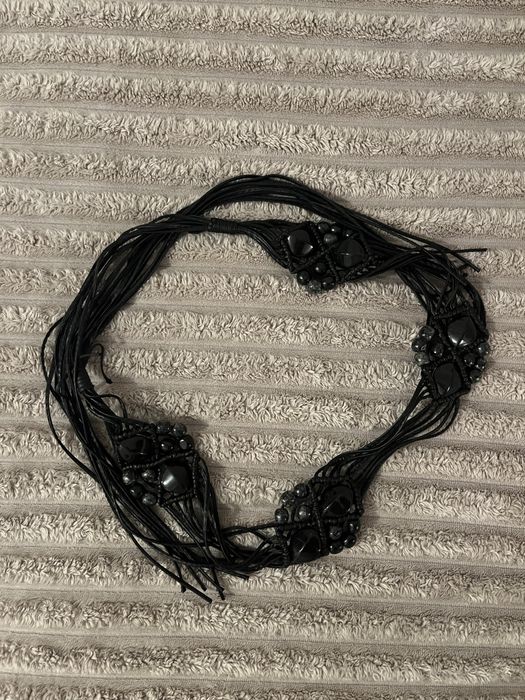 Czarny sznurkowy pasek z kamieniami