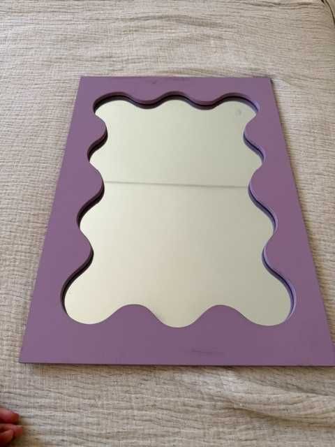 Espelho Artesanal Lilás com Design Ondulado – 56 x 40 cm