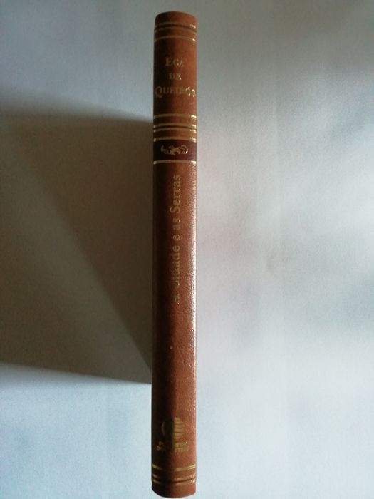 4 Livros condensados da Reader's Digest, e 2 de Eça de Queiroz.