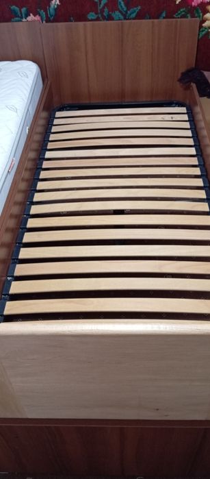 Продам 2 односпальные кровати с матрасом б/у