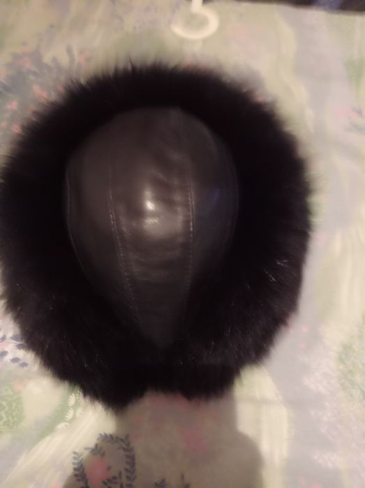 Кожаная шапка с мехом