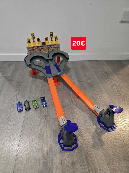 Pista Hotwheels e quatro carrinhos