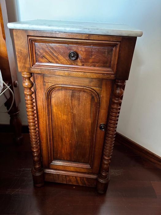 Duas camilas madeirenses em vinhatico + mesa de cabeceira