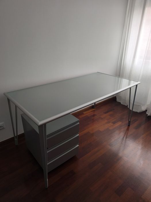 Mesa de vidro com armação em ferro