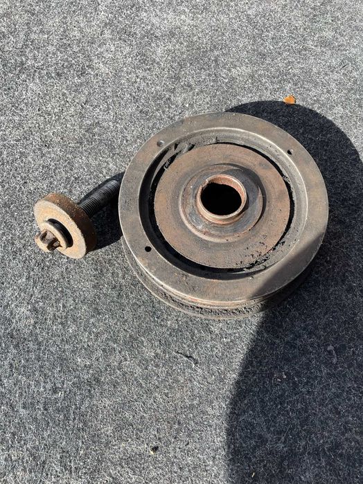 шкив колінвала  з болтом         Рено