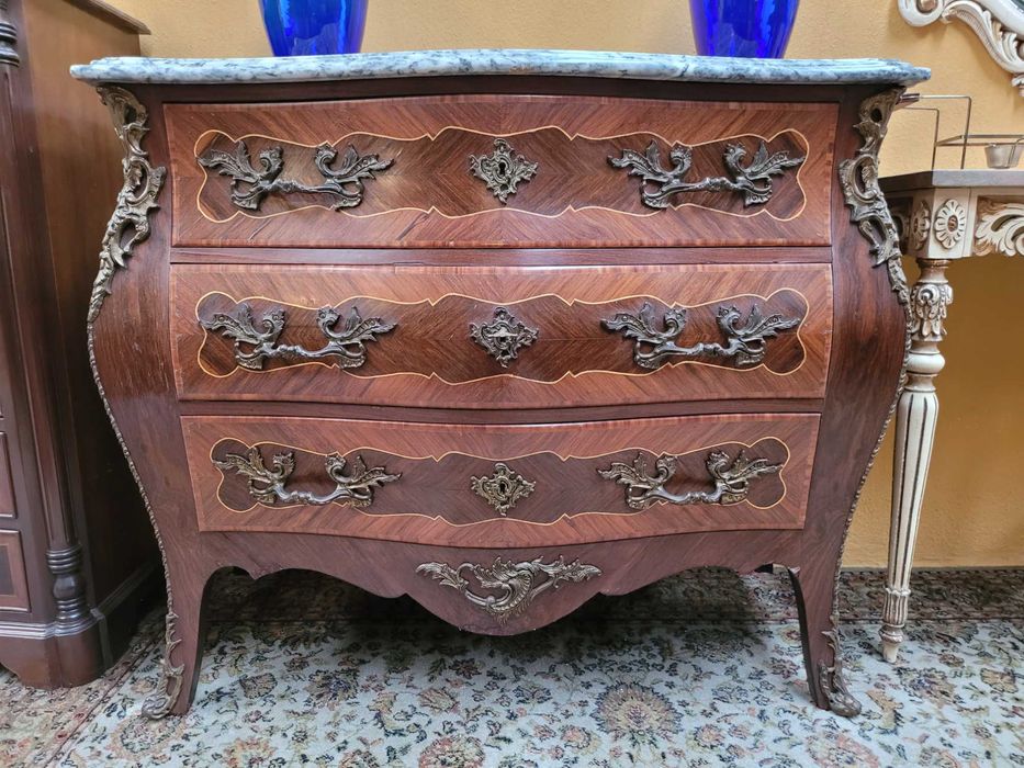 Lindíssima cómoda antiga estilo Luís XV